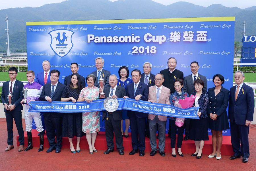 (6th from right) Mr Kazuhiro Tsuga, President of Panasonic Corporation, (5th from right) Mr David Mong and (4th from right) Ms Cynthia Mong presented the trophies to the winning owner, trainer and jockey respectively.
